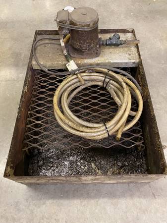 Coolant tank/tray and pump for a milling machine 1
