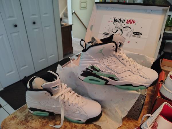 Brand New Never Worn Men's 8.5 Jordan MVP White/Green Glow 1