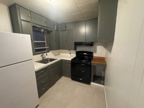 $1250.00 / 2br - 900ft2 - EN REMODELACIÓN - Hermosa casa de 2 dormitorios y 1 baño con hermosos jardines63806837109891123