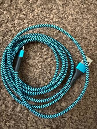 Aftermarket Apple lightning charger ((USB) 1