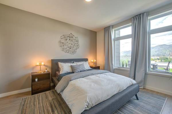$6,307 / 3br - 1504ft2 - Top-Line Kitchen Aid Stainless Steel Appliances, Spacious Kitchens (Vineyard)63863784861697122
