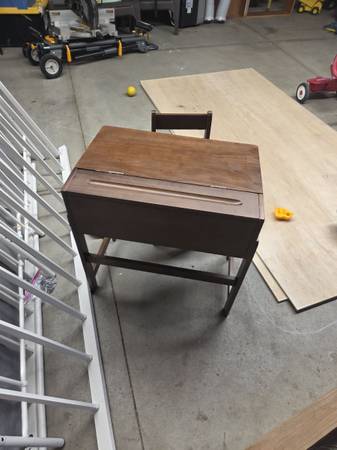 Kids wooden desk 1