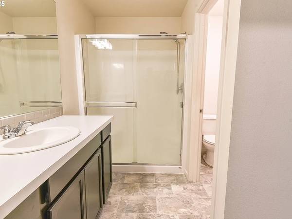 $2,300 / 3br - 1352ft2 - 3 bedroom/ 2 1/2 bath town home for rent (vancouver)63776937688577124