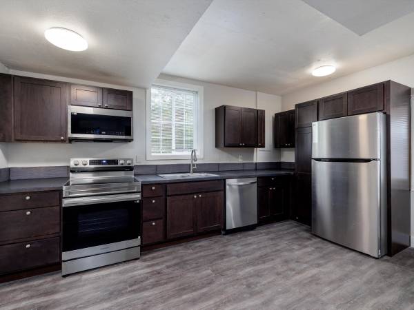 $665,000 Excellent Cash Flow! 3 Homes on 1/3 Acre (Portland)63777318041731121