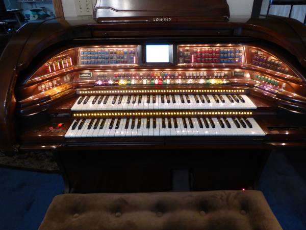 Lowrey Royale SU/500 Organ 1