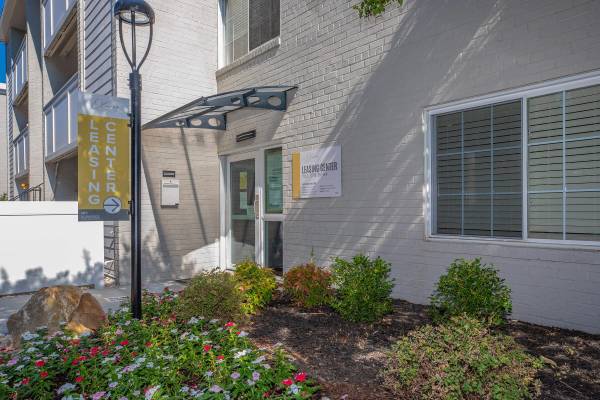 $1,955 / 2br - 965ft2 - Stylish Interiors with Quartz Counters & Walk-In Closets! (2246 N Beauregard St, Alexandria, VA)63896154193411120