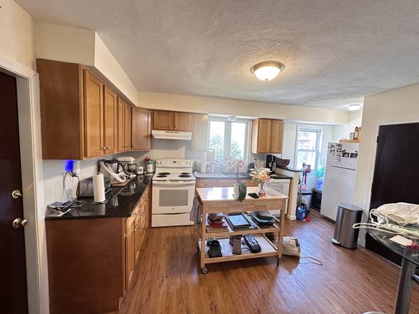 $2,695 / 2br - 2 bed Next to Green line Available NOW, Parking Included. (Magoun Square)64294931774339120