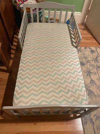 Toddler bed + mattress 1
