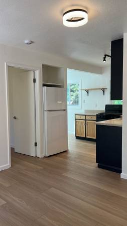 $1,900 / 1br - Newly remodeled top floor apt with garage/ most utilities paid (russian river)63946806558210124