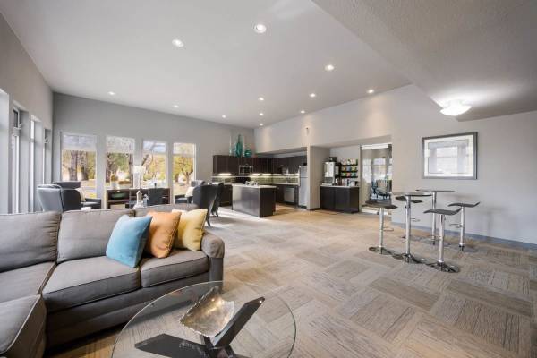 $1,595 / 2br - 970ft2 - Fuego al aire libre, centro de fitness las 24 horas, salón social (2880 Woodland Hills Dr, Colorado Springs, CO)63687084136321122