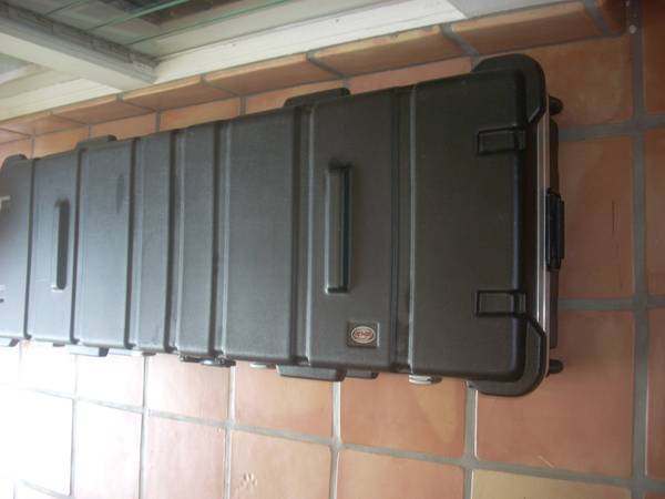 SKB / Gator Keyboard Hardcase 88 key with wheels 1