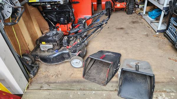 Self-propelled Craftsman lawn mower with bag 1