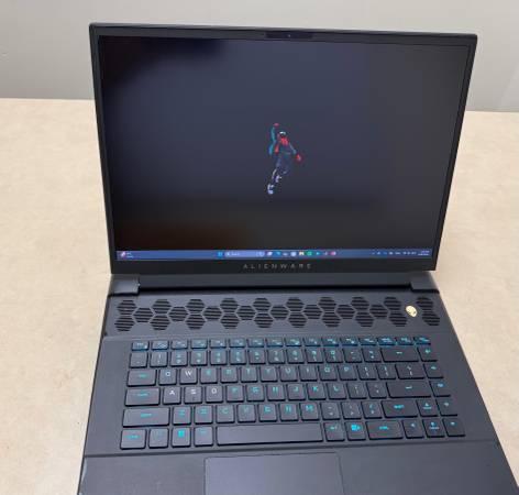 Alienware m16 R1 Gaming Laptop - i7-13700HX, RTX 4070, 16GB RAM, 1TB 1