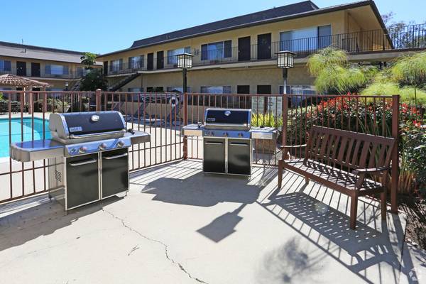 $2,395 / 2br - 960ft2 - Sin depósito por mascotas, estacionamiento cubierto reservado con gabinete de almacenamiento, piscina (9205 Carlton Oaks Dr, Santee, CA)63657310452739124