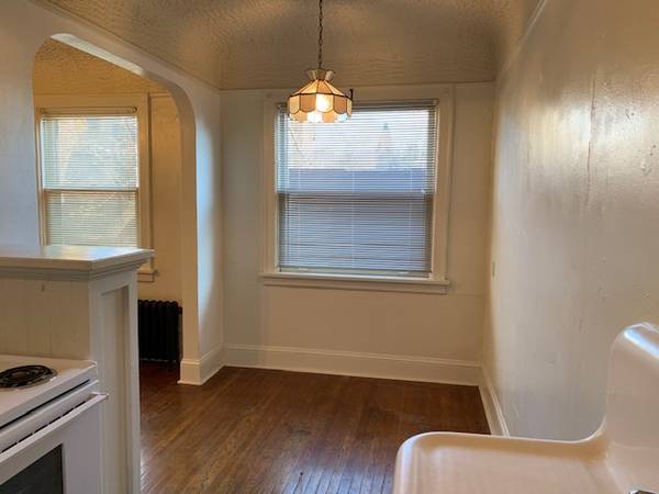 $1,175 / 475ft2 - Top Floor-Studio in Historical building - view to the east (Nob Hill and trendy NW 23rd)63999452169987124