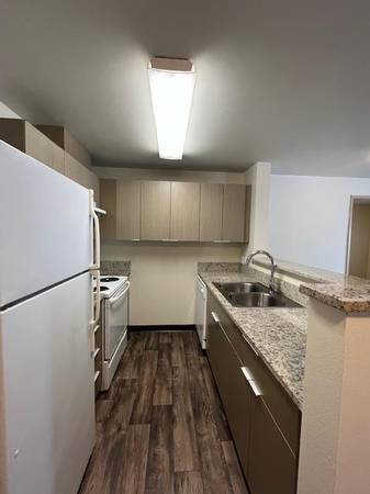 $1,960 / 1br - 698ft2 - Live Steps from Campus! Renovated 1 BR in Vibrant U District (U District)63808107389825123