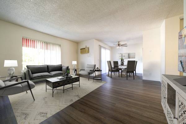 $2,550 / 2br - 757ft2 - Great Customer Service & Great Community! What Else Do You Need? (Vista)63663768908675120