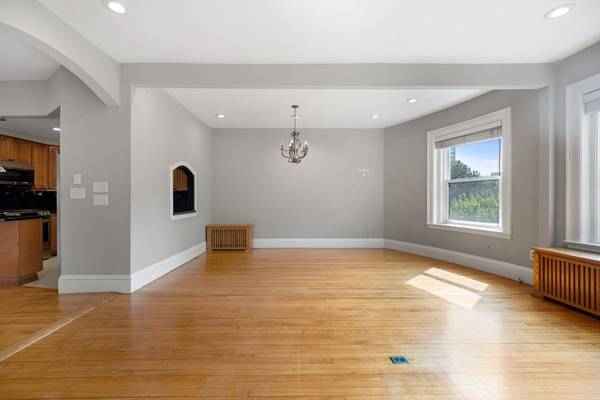 $4,500 / 2br - Prime in Brookline – Heat & Hot Water & Parking Incl. - Available Now (Brookline)64167984168578121