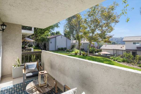 $2,784 / 1br - 1000ft2 - Relaxing Hot Tub, Carport Parking, Ceiling Fan (491 W Gainsborough Rd, Thousand Oaks, CA)63981243710339123