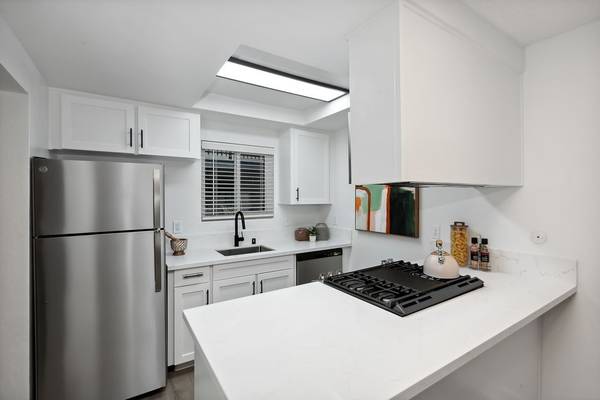 Gorgeous one bedroom available now! Two months free!!! 1