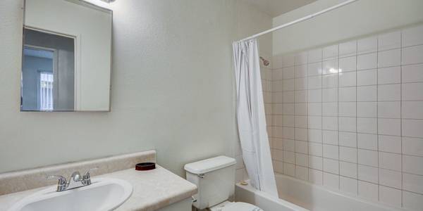 Easy freeway access, Unfurnished apartments 1