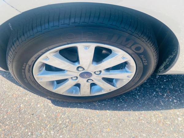 2013 Ford Fiesta sedán de 4 puertas - ESPECIAL PARA MECÁNICOS, AIRE ACONDICIONADO NO FUNCIONAL, 128 mil millas - $4,49563499675120515123