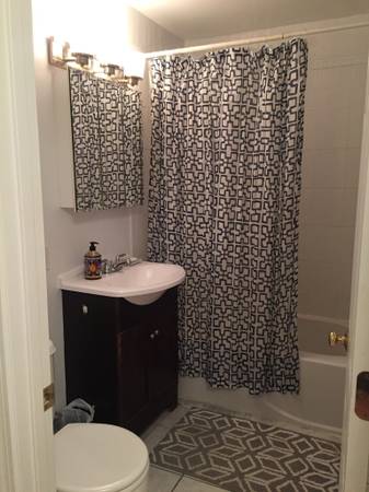 $3,550 / 2br - 700ft2 - Unidad esquinera de 2 habitaciones y 1 baño en piso superior con estacionamiento - ¡Disponible 23/9/2025! (Somerville, a pie de Gilman Sq Green line T)63620479955843123