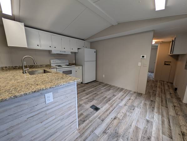 $1,300 / 2br - ¡Totalmente renovado! 2 habitaciones con PATIO CERCADO. (Silver Springs)63861743928705124