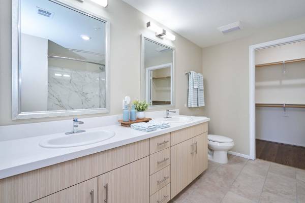 $2,889 / 1hab - 802ft2 - Baños con Revestimientos de Mármol, Spa Relajante, Fácil Acceso a Compras (3054 Johnson Dr, Ventura, CA)63668271404801124