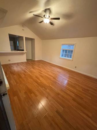 $1,100 / 600ft2 - Garden Track cute studio Cottage (2129 Grape ave)63972383613571122
