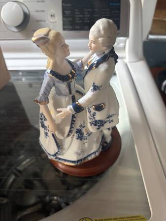 Pocelain Figures Dancing/Spinning along to a song. Winding 1