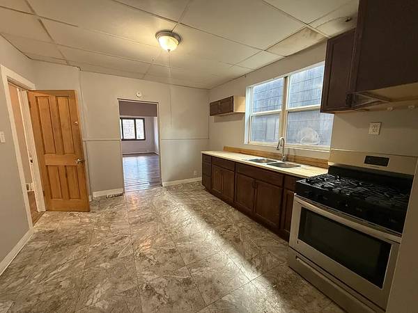 $815 / 3br - Cozy 3-bedroom ~ short walk of Wegmans & Casey's Tavern (134 Bush St #1, Buffalo, NY)63925202933251120