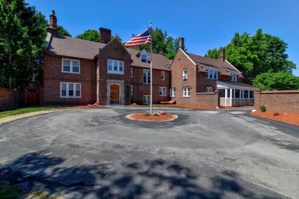$1,875 / 1br - 724ft2 - Look no more- Colonial Village has what's in store (Manchester)63931921457410121