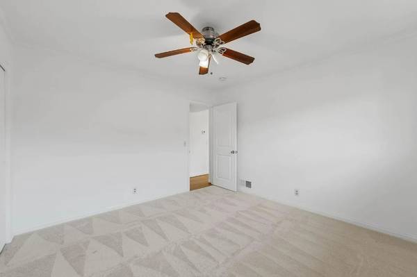 $1,040 / 2br - Move-In Ready Northside Duplex - Updated Kitchen - A/C - Private Yard (san jose north)63799516634755121
