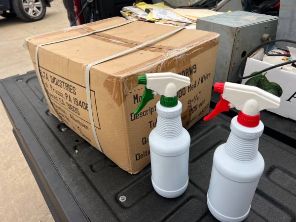 Spray Bottle - 1 quart - white 1