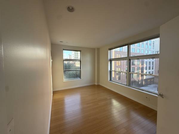 $3,500 / 2br - 959ft2 - Modern South End 1 Bed For $3,500 AVAIL NOW (South End)64213542448385124