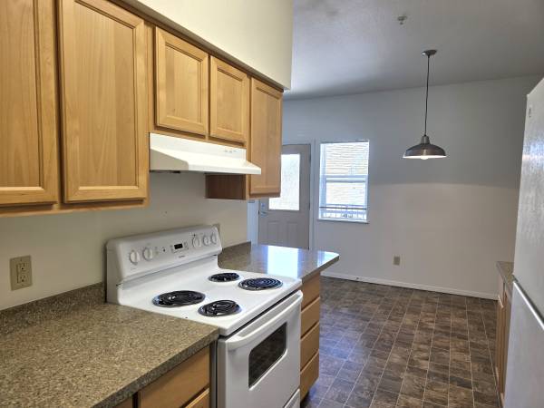$2,030 / 2br - 1018ft2 - Beautifully Equipped Pass-Through Kitchen, Neutral Color Scheme (2600 NW Century Dr.)63851765298947124