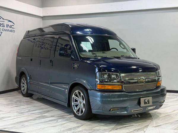 2017 Chevrolet Express - Photo 4