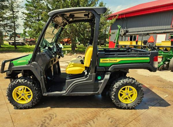 John Deere 2022 835M Gator 1