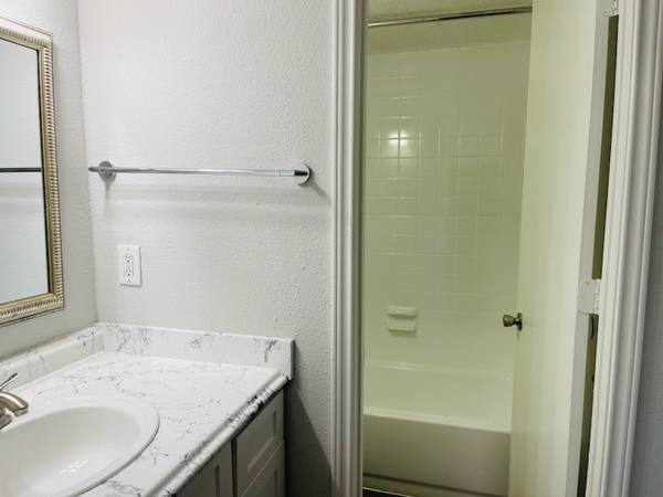$899 / 1br - 630ft2 - Planning Ahead? Lock In $500 OFF for Future Move-Ins! (1400 Shady Ln, Bedford, TX)63936224320514122