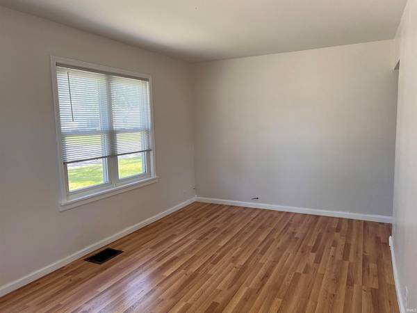 $800 / 2br - 726ft2 - Vivienda actualizada de 2 habitaciones en lote esquinero cerca de la pista de patinaje de Gibsons (Muncie)63680211931777123
