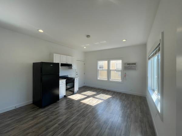 $1,325 / 250ft2 - Estudio luminoso, pisos duros, cocina completa, excelente edificio/área, ¡imperdible! (área de Larchmont)63818728334081120
