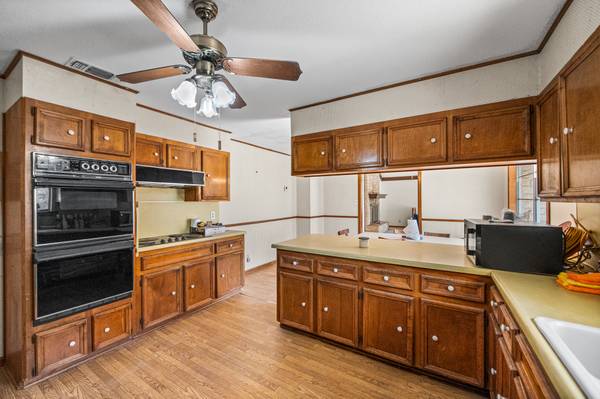 $900,000 / 4br - 3522ft2 - RARE CHANCE TOW OWN 39 ACRES + 3522 SQUARE FOOT HOME!!! (Devine)64305650184323121