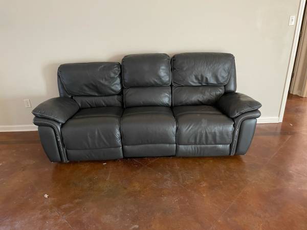 Free couch in Greenbrier 1