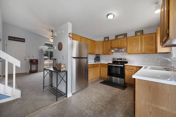 $415,000 / 3br - 1781ft2 - CORNER LOT! PIKES PEAK VIEW!  GREAT DECK! FIREPLACE IN FAMILY ROOM! (Colorado Springs, Starwatch Neighborhood)63658230689923124