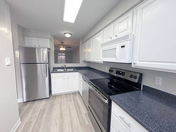 $2,999 / 2br - 1100ft2 - Bellevue 2BR apt, Tons of storage, Two-story Town Home, Modern kitchen (Redmond/Bellevue/Microsoft)63845963719169122