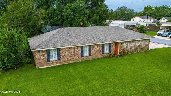 $239,000 / 3br - ¡Una casa que debe ver, que combina comodidad, espacio y carácter! (Lafayette)63857516877313123
