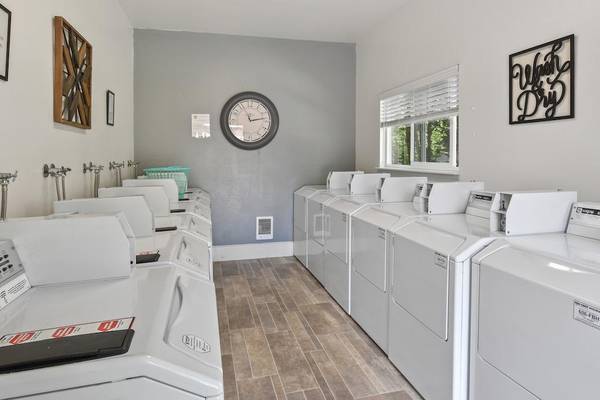 $1,420 / 1hab - 610ft2 - Cocina completa con lavavajillas, instalaciones de lavandería, estacionamiento asignado63995109815042122