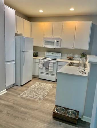 $2,180 / 2br - 889ft2 - Ceiling Fans, Barbecue Areas, Pets Welcome (Restrictions Apply)63686226933635120