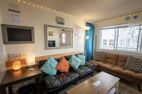 $495 / 3br - $495.00 / Cozy 3-BR Heat, Cable, WiFi Included! Across from Beach! (Hampton)63931658399747124